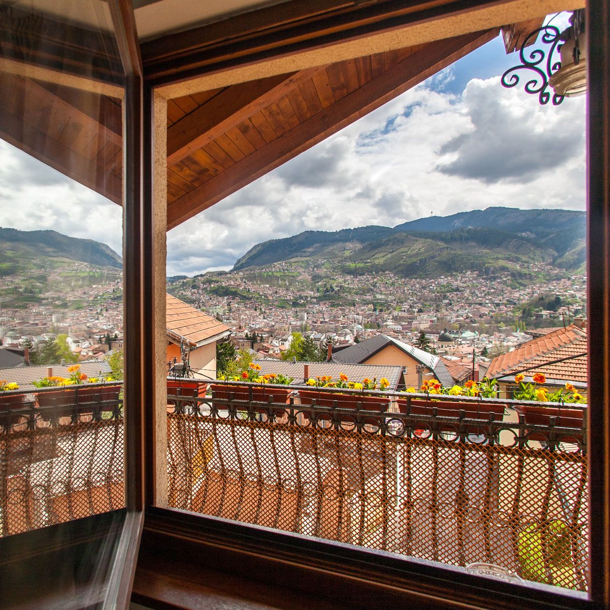 345-19-the-doctors-house-hostel-sarajevo-balcony-web-1407352069.jpg