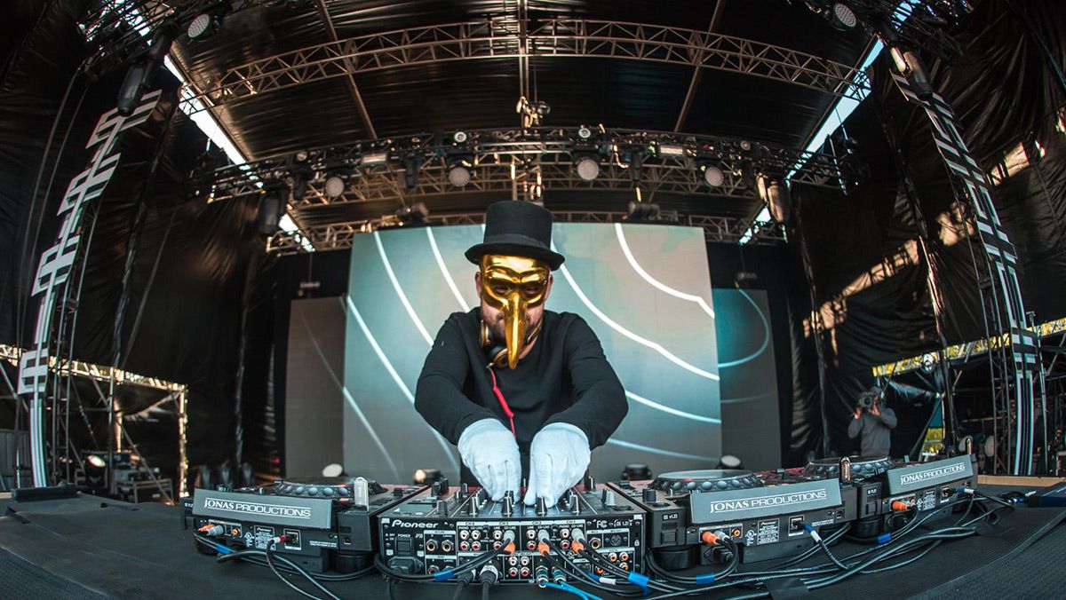 710-claptone-1545318968.jpg