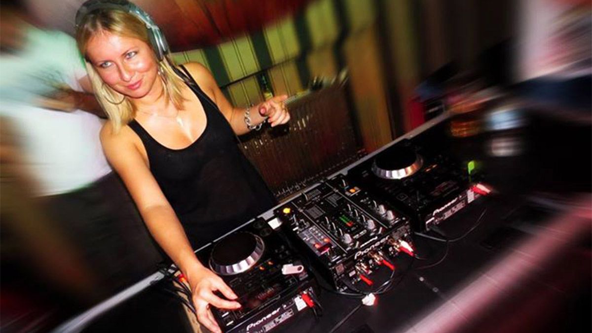 852-dj-jasmine-1564481768.jpg
