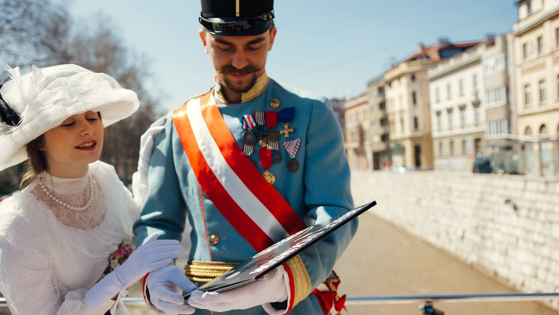 Glumci obučeni kao historijske ličnosti na ulicama Sarajeva