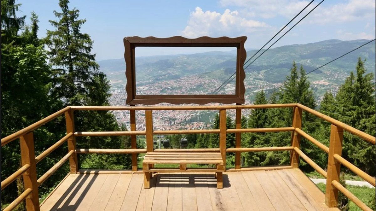 Na Trebeviću postavljene klupe i ram za fotografiranje