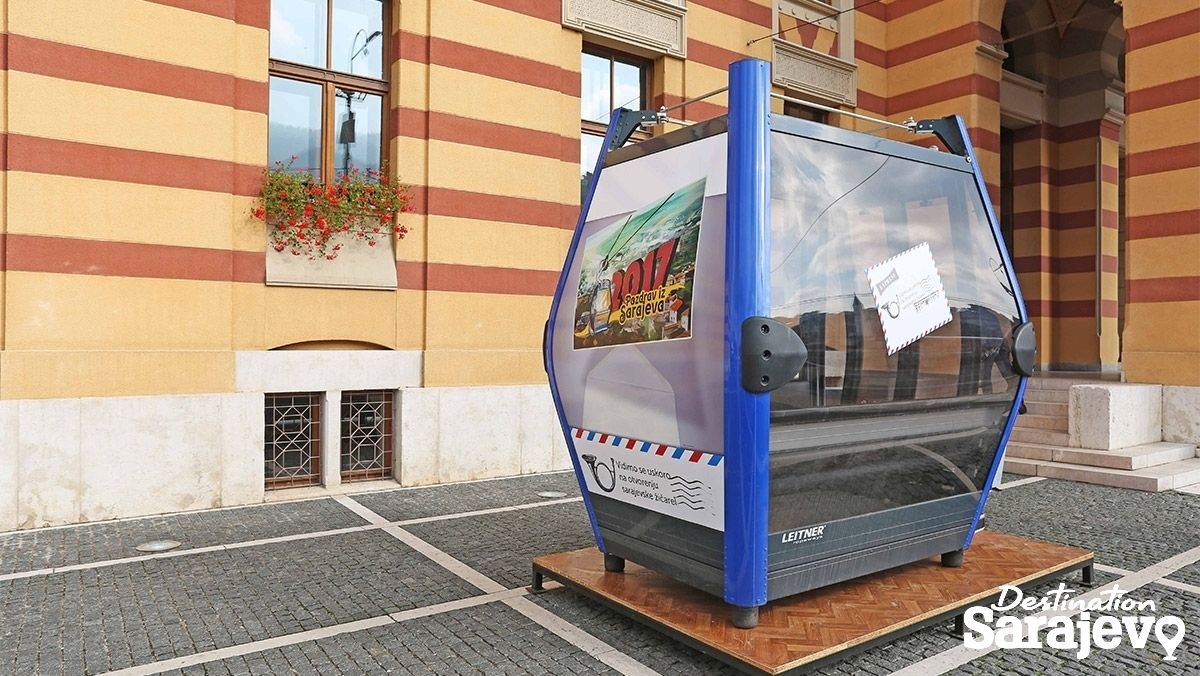 Ispred Vijećnice izložena kabina trebevićke žičare